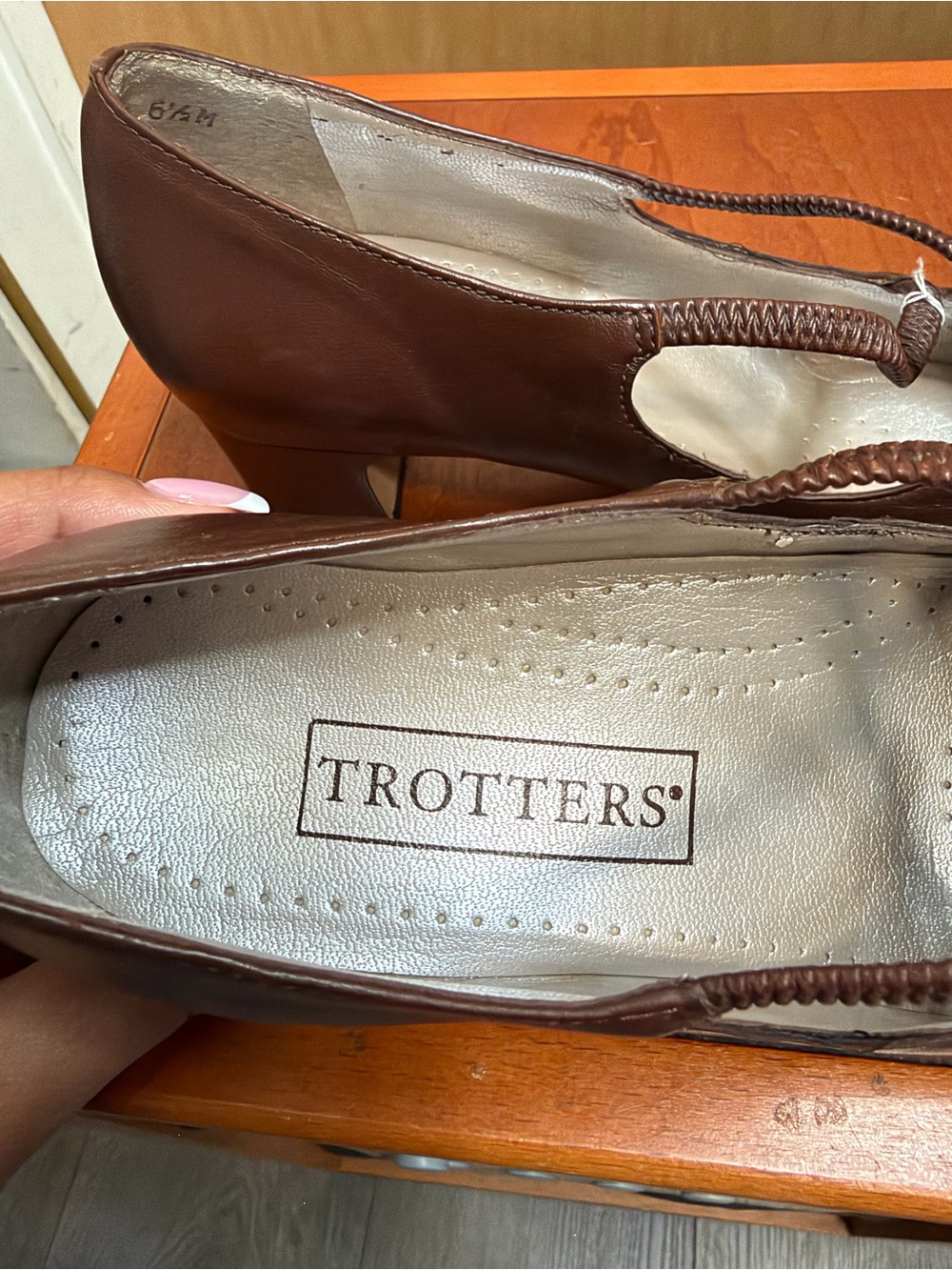 Trotters Women’s Brown Leather Mary Jane Kitten Heels. Size: 6.5. - Picture 4 of 8